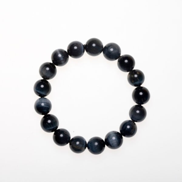 Fluorite Crystal Bracelet for Strategic Focus and Emotional Balance — a sleek, dark-toned design that enhances clarity, mental resilience, and emotional grounding.