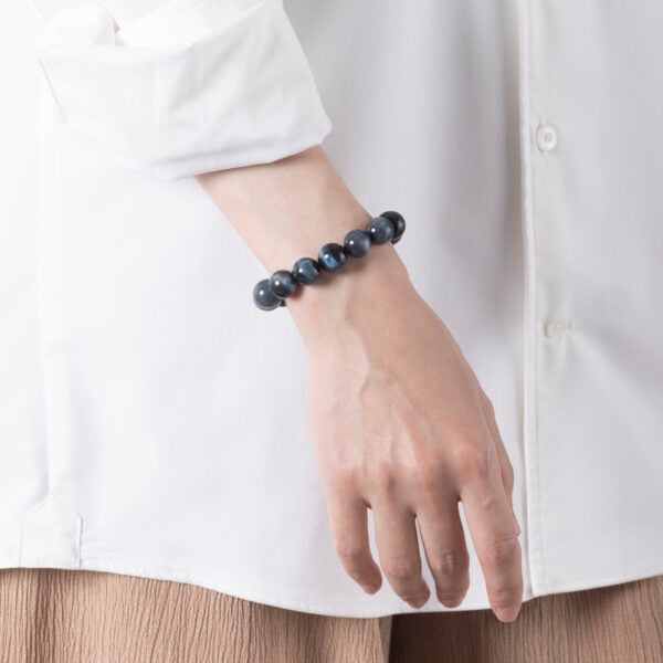 Fluorite Crystal Bracelet for Strategic Focus and Emotional Balance — a sleek, dark-toned design that enhances clarity, mental resilience, and emotional grounding.