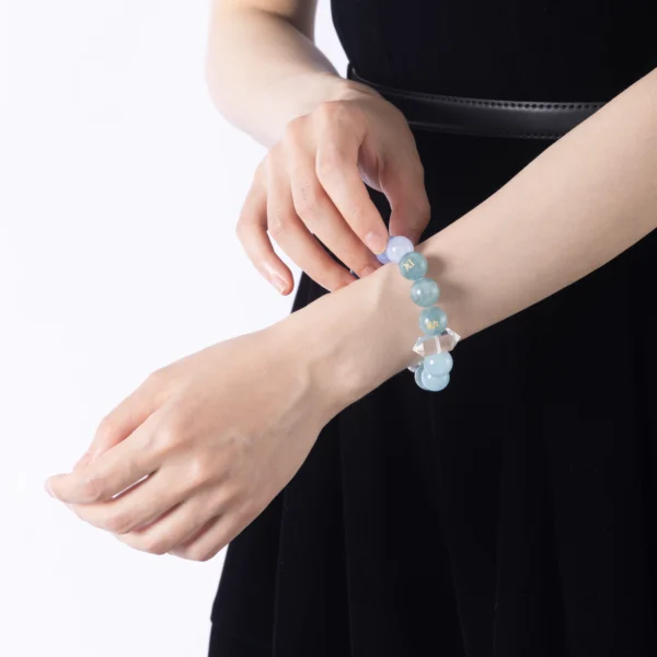 Energy boosting bracelet made with aquamarine, kyanite, and clear quartz – designed to enhance vitality, focus, and mental clarity.