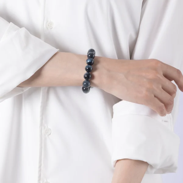 Fluorite Crystal Bracelet for Strategic Focus and Emotional Balance — a sleek, dark-toned design that enhances clarity, mental resilience, and emotional grounding.